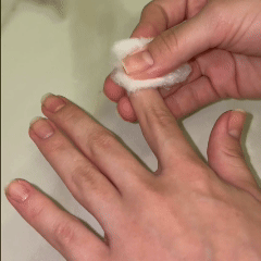 1. Comienza con tus uñas limpias